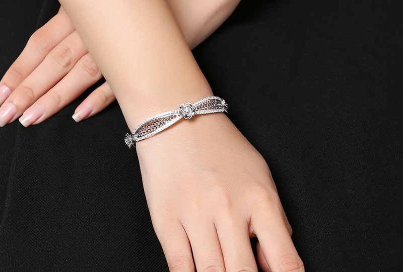 Vòng tay hoa hồng nở rộ, bản to vừa phải